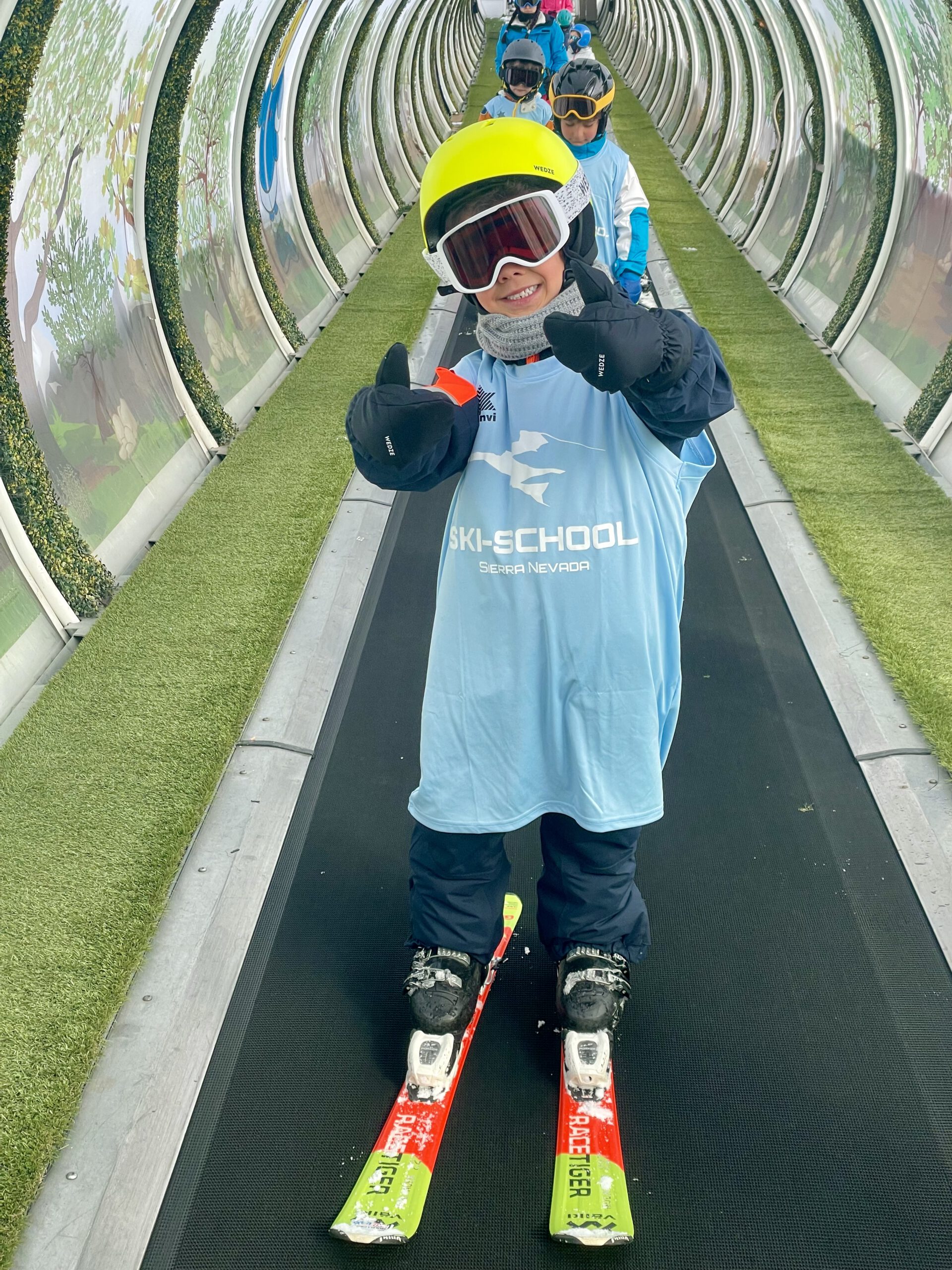 Peque de la Ski School Sierra Nevada aprendiendo en clase infantil