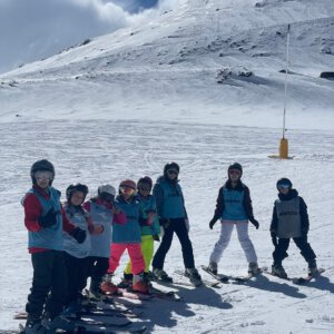 Grupo de niños con sus esquís en las pistas de Sierra Nevada