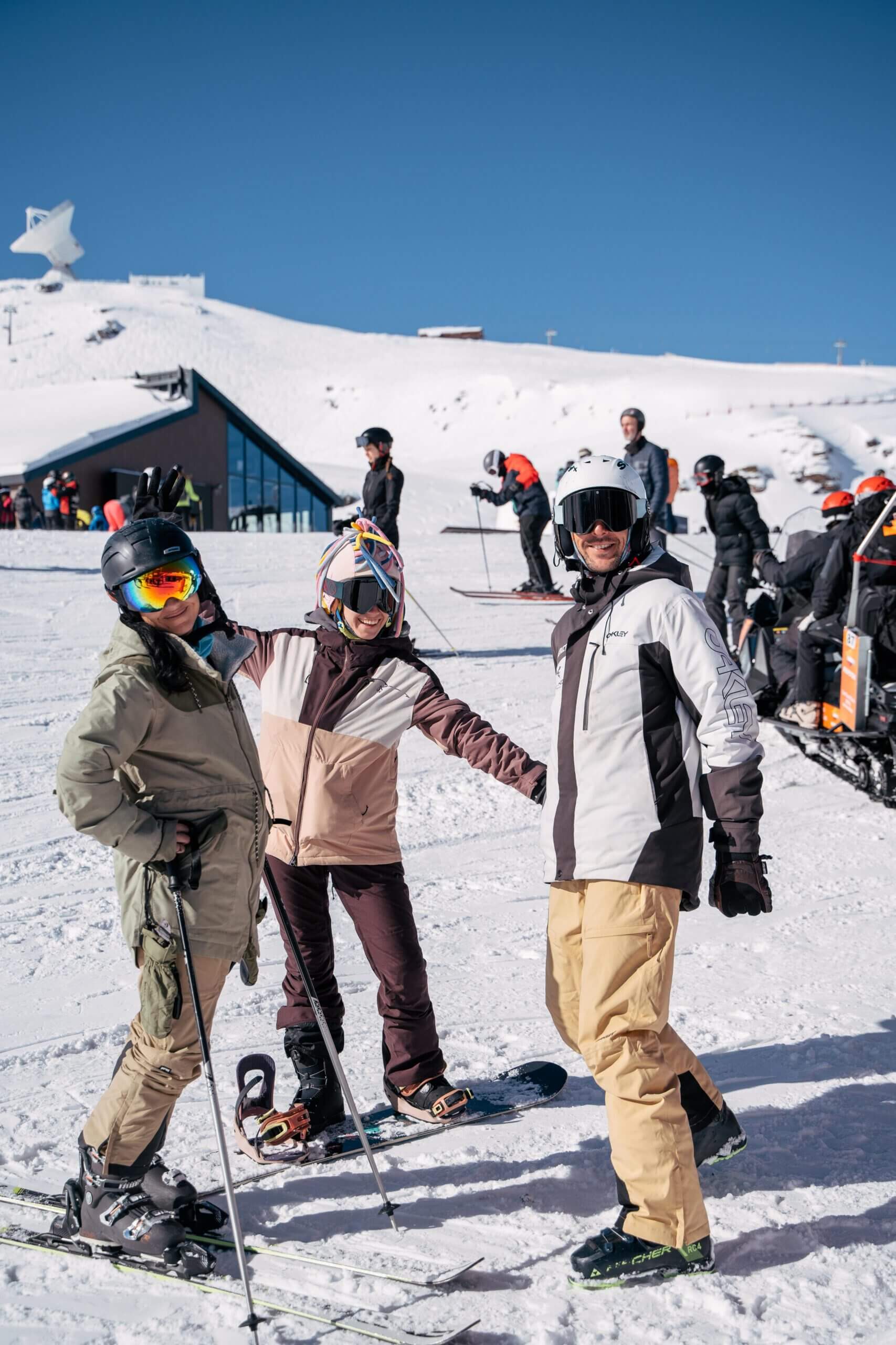 Grupo de esquiadores disfrutando de una jornada completa en Sierra Nevada