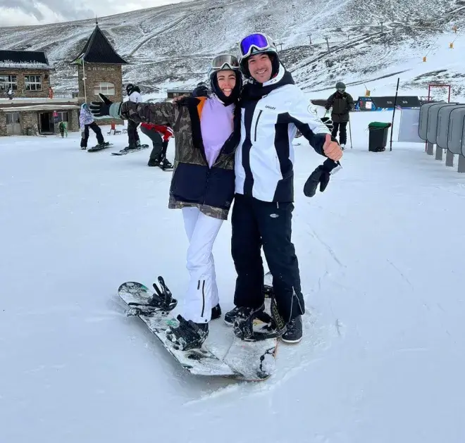 Alumnos con su tabla de snowboard en la estación de Sierra Nevada